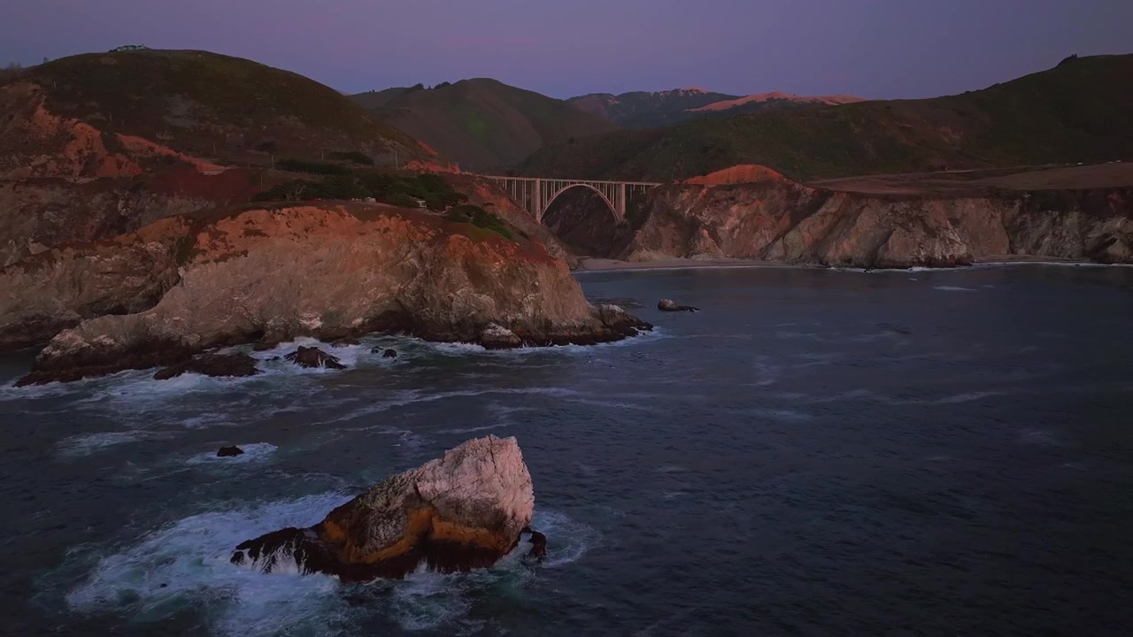 Tramonto mozzafiato Ponte Bixby Big Creek Pfeiffer Canyon Monti Santa Lucia Big Sur California drone aereo Oceano Pacifico Autostrada Costiera strada ventosa costa frastagliata Mare di Carmel Monterey all'indietro