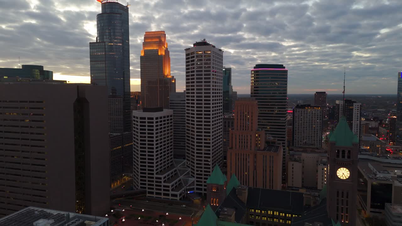 Crepuscolo soffuso sul centro di Minneapolis, vista aerea estiva della città
