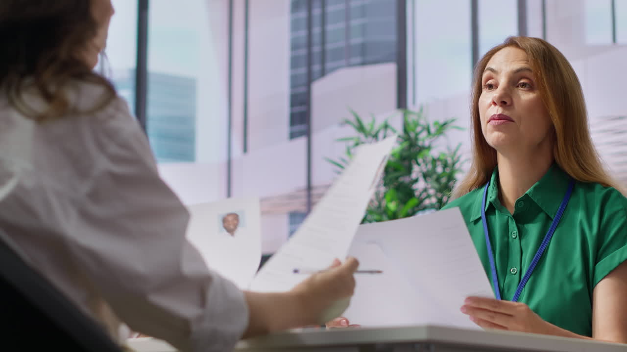 equipo de cazadores de cabezas pasando por el proceso de selección revisando cvs
