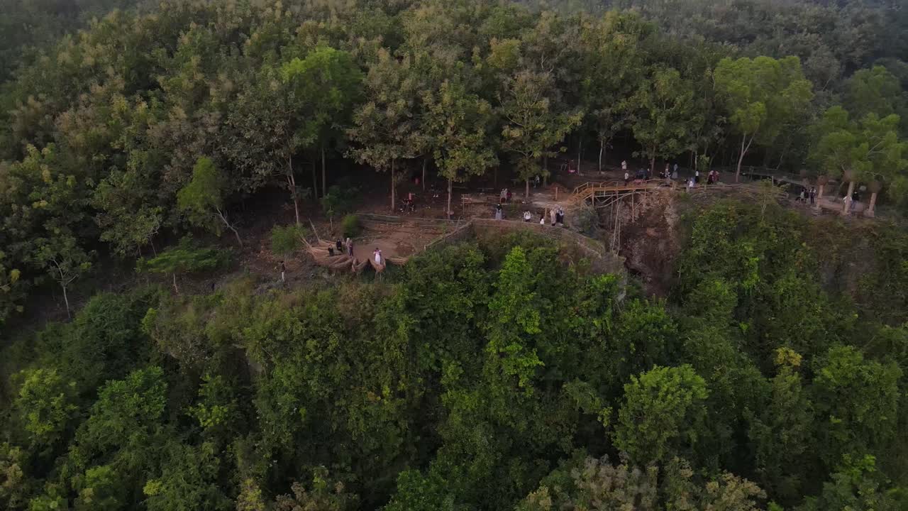 вид с воздуха, великолепный вид на геолеса watu payung turunan, где можно наблюдать восход солнца