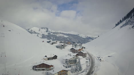 descenso de drones en una estación de esquí en los alpes austriacos