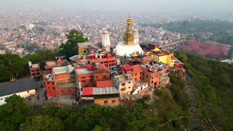 Wunderschöner-Drohnenschuss-Eines-Buddhistischen-Tempels-In-Asien-Mit-Einer-Stadt-Im-Hintergrund