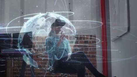 animación de red de conexiones y globo sobre mujer de negocios usando auriculares vr en la oficina