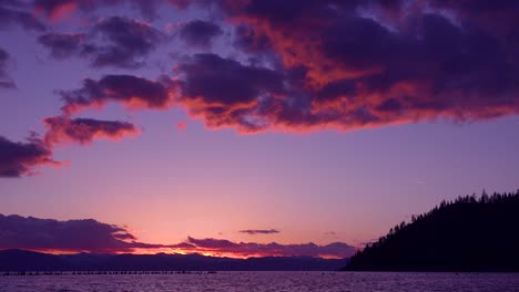 Una-Hermosa-Atardecer-De-Lapso-De-Tiempo-Detrás-De-Pilotes-Del-Muelle-Abandonado-En-Glenbrook-Lago-Tahoe-Nevada-1