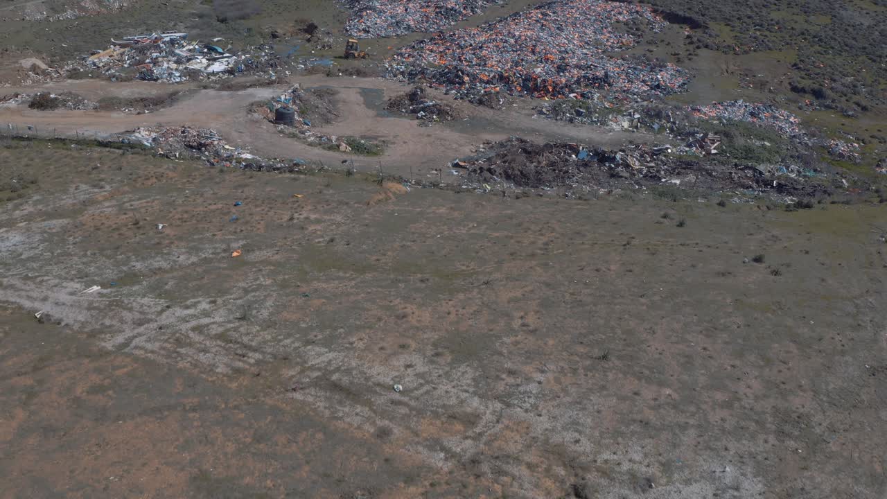 volcado de miles de chalecos salvavidas usados por refugiados de países asiáticos que acceden a lesbos, grecia desde turquía