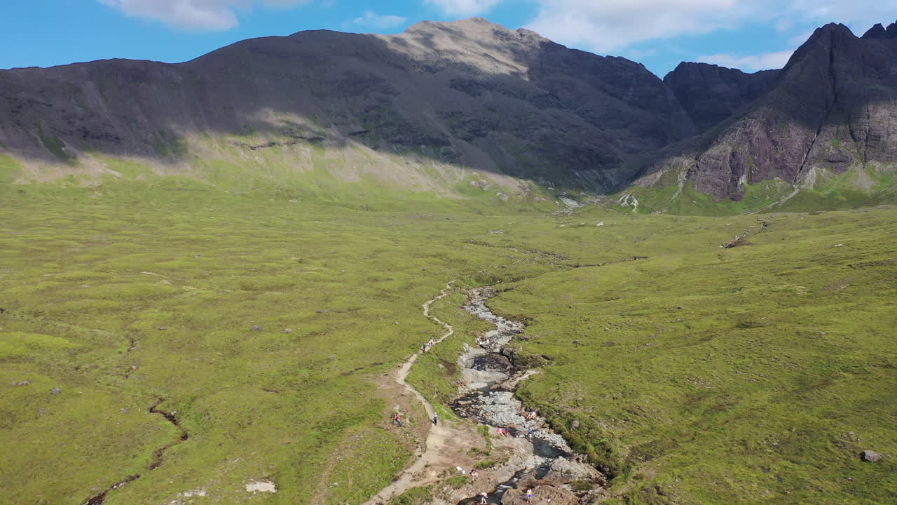 magnífica toma de drones de las piscinas de hadas en la isla de skye, escocia