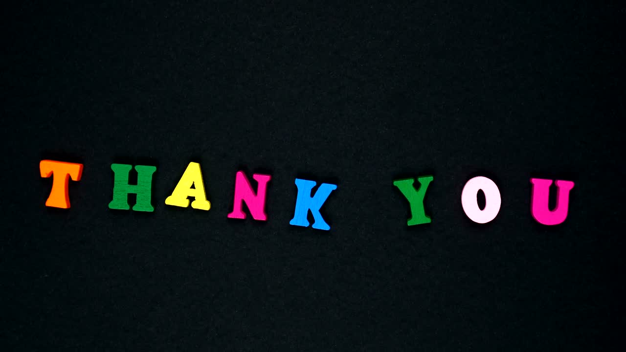 """감사합니다""라는 단어는 나무로 만든 다채로운 글자로 이루어져 있습니다. 다채로운 단어 루프."