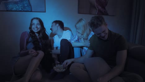 jóvenes amigas bonitas viendo una película de televisión juntas