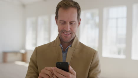 Retrato-De-Un-Joven-Feliz-Usando-Un-Teléfono-Inteligente-Sonriendo-Disfrutando-De-La-Comunicación-Por-Teléfono-Móvil-Enviando-Mensajes-De-Texto-Navegando-Por-La-Banca-En-Línea-Expresando-Satisfacción-Usando-Chaqueta