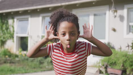 Chica-Afroamericana-Haciendo-Una-Mueca