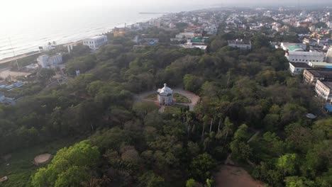 Video-Aéreo-Del-Parque-Bharathi-Puducherry,-También-Conocido-Como-Pondycherry,-Una-De-Las-Colonias-Francesas-Más-Antiguas-Tiene-Estructuras-Históricas