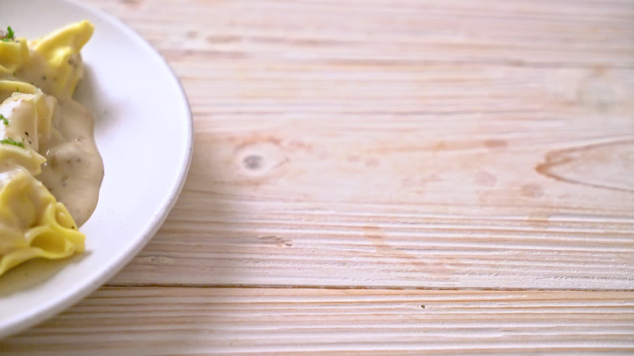 pasta tortellini con salsa de crema de champiñones y queso - estilo de comida italiana