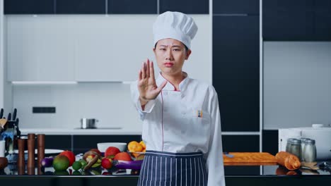 chef rechazando algo en una cocina