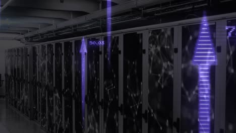 animación del procesamiento de datos financieros con flechas sobre la sala del servidor