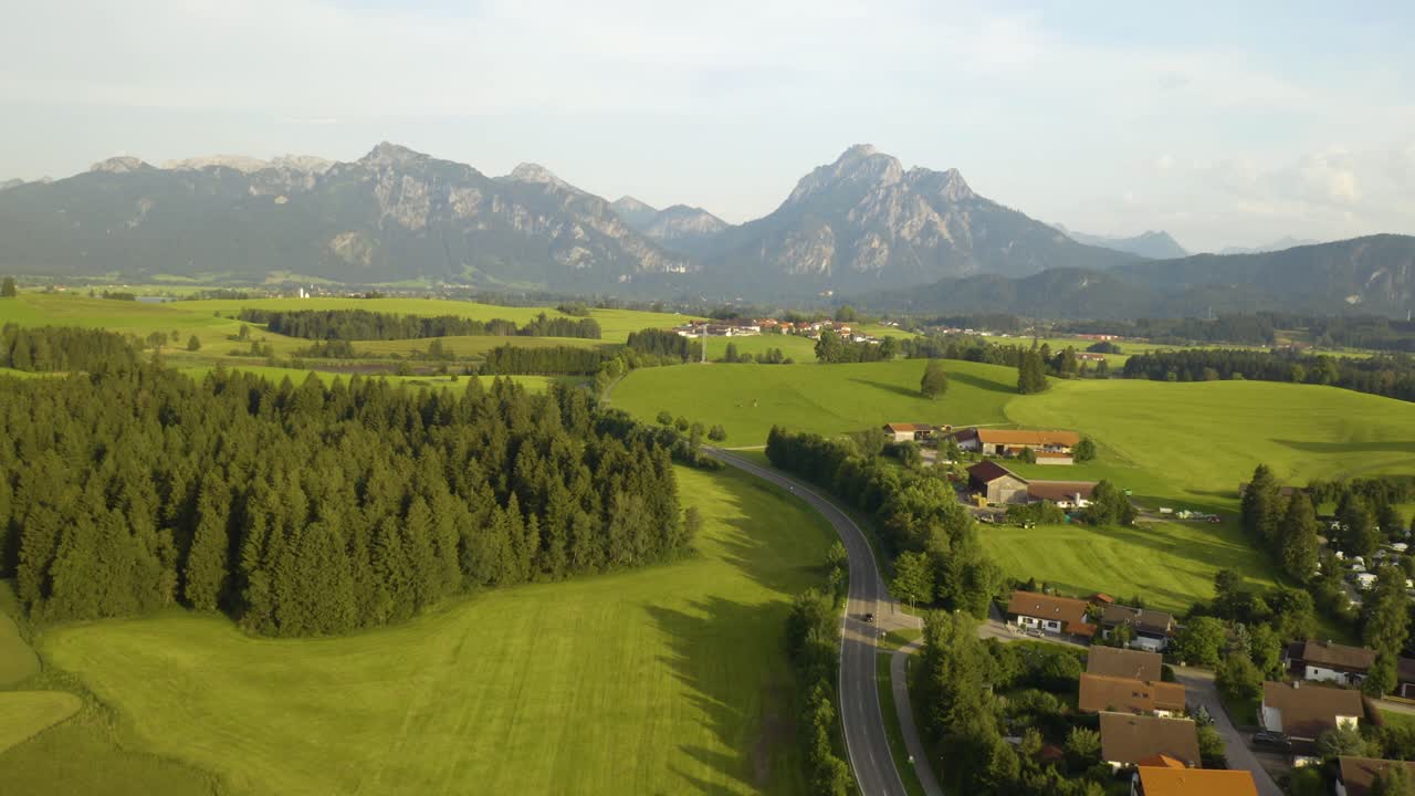 Auto che percorrono una strada rurale tortuosa in Europa