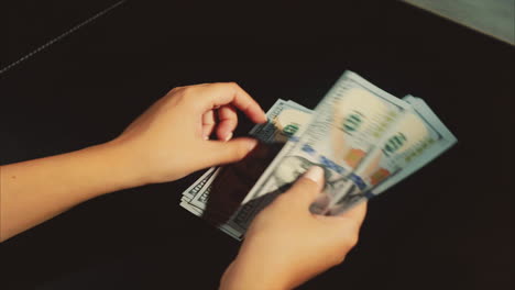 contando el dinero.