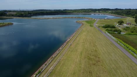 abastecimiento de agua depósito contaminación de aguas residuales problemas sociales vista aérea descendiendo a lo largo del lago
