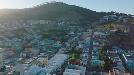 Imágenes-Aéreas-De-Casas-De-Colores-Brillantes-En-La-Ladera-De-Signal-Hill-En-El-Distrito-Residencial-De-Bo-Kaap.-Ciudad-Del-Cabo,-Sudáfrica