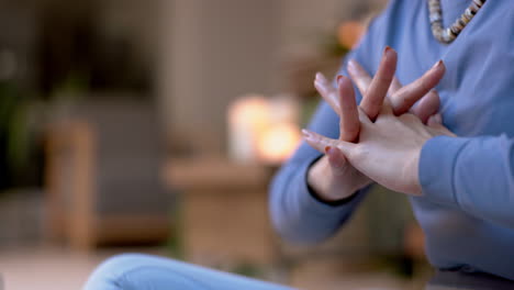 estirando las manos, yoga o mujer en entrenamiento