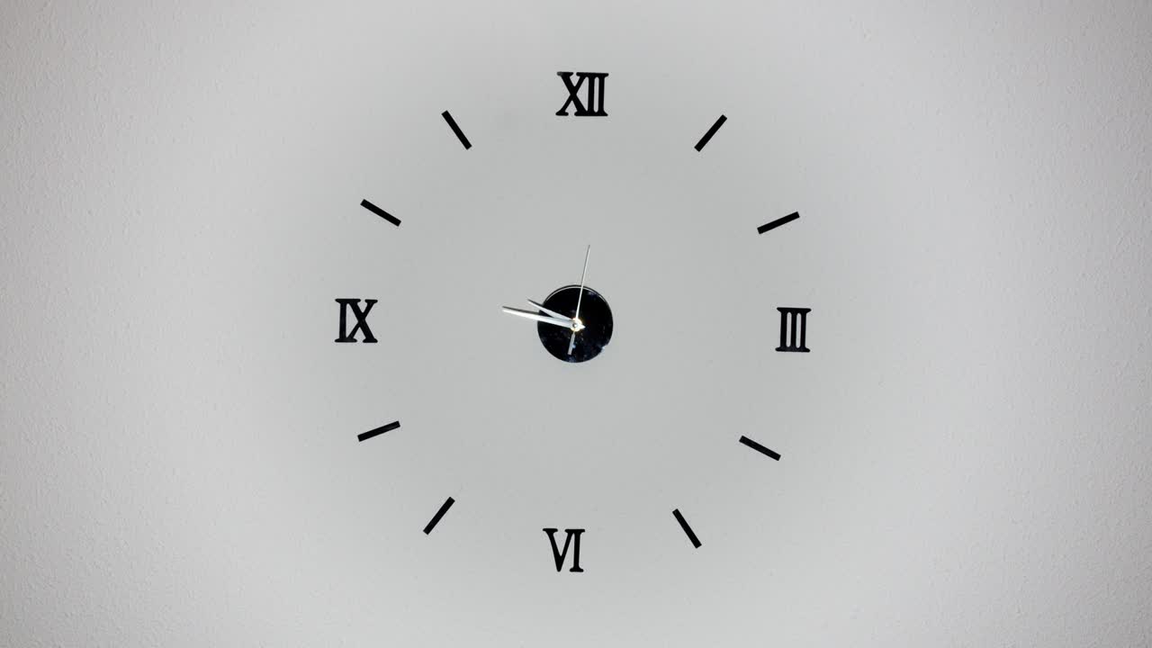 часы на белом фоне и движение стрелок часов. часовые лапсы с тремя стрелками, движущиеся быстро