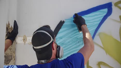 artista de graffiti pintando con spray de aerosol 4k