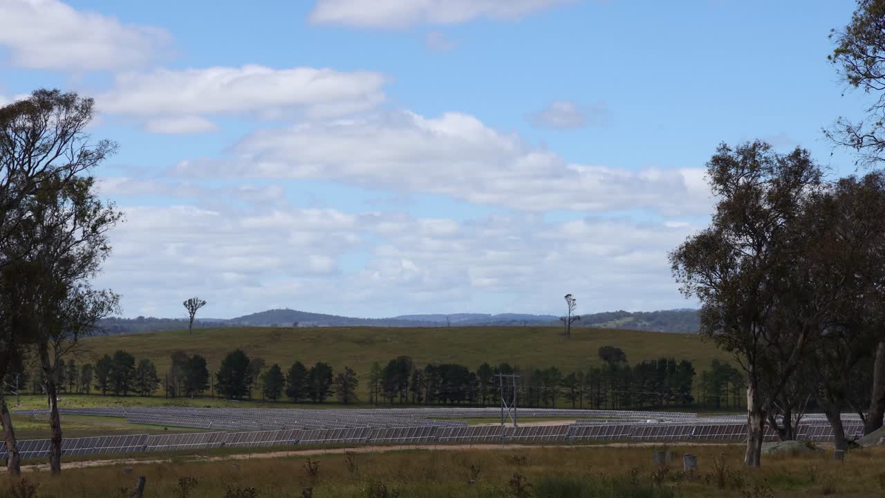una vista serena de un paisaje rural a lo largo del tiempo.