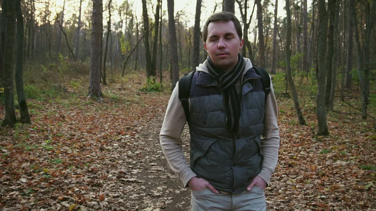 hombre caminando en el bosque de otoño