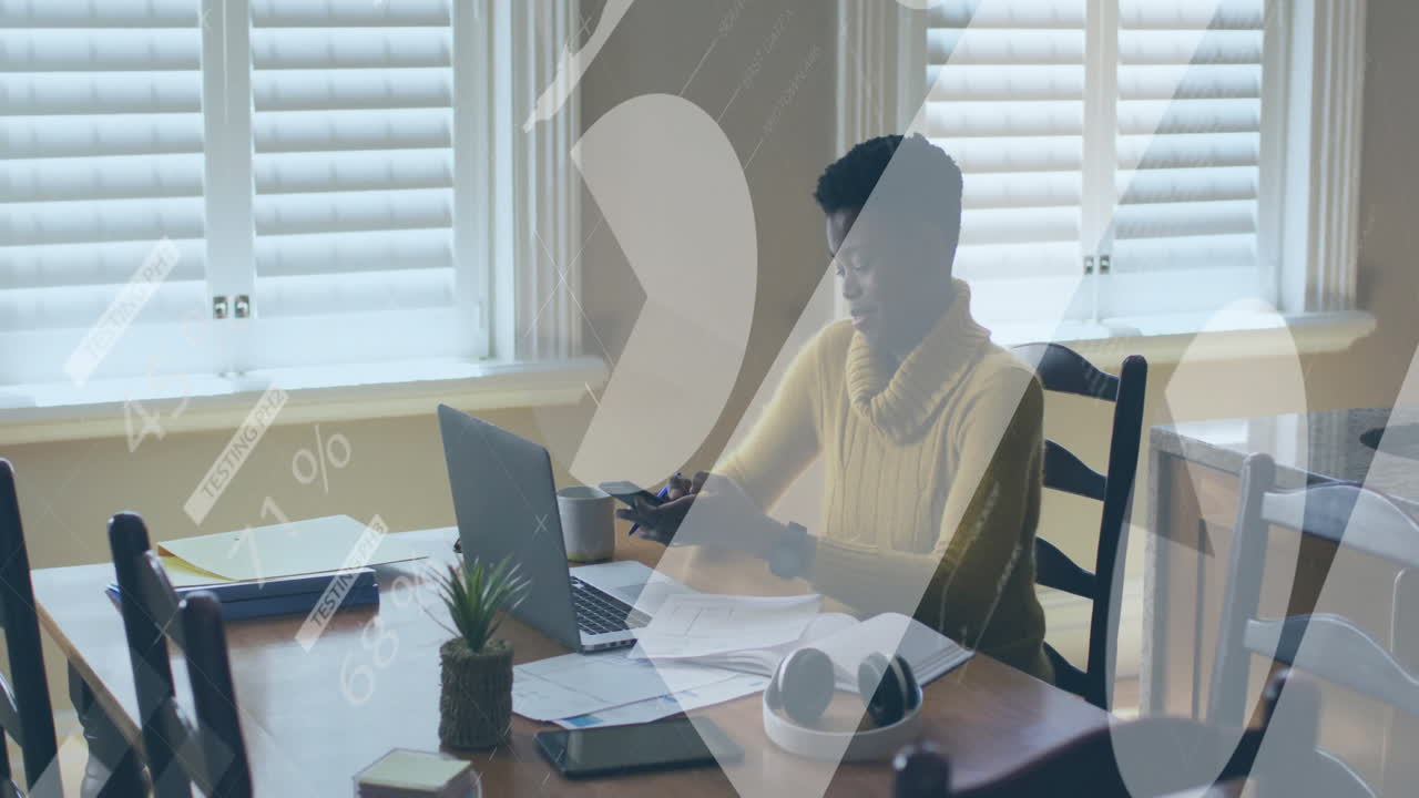 노트북을 사용하는 아프리카계 미국인 여성에 대한 금융 데이터 처리 애니메이션