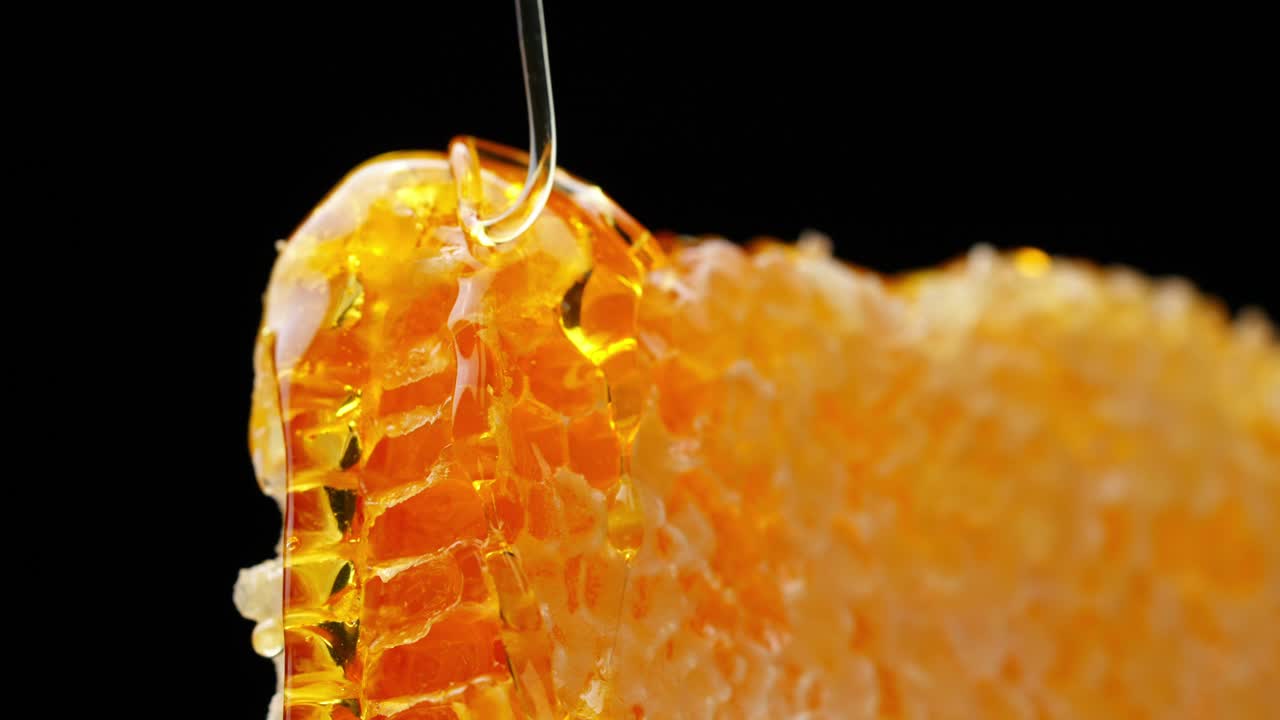 Un primo piano di un favo con miele evoca un'atmosfera di dolcezza e natura