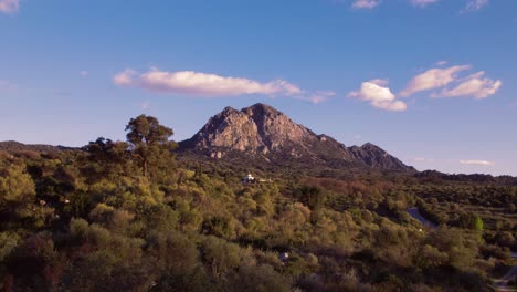 Revelación-De-Montaña-Aislada-Aérea-En-El-Sur-De-España