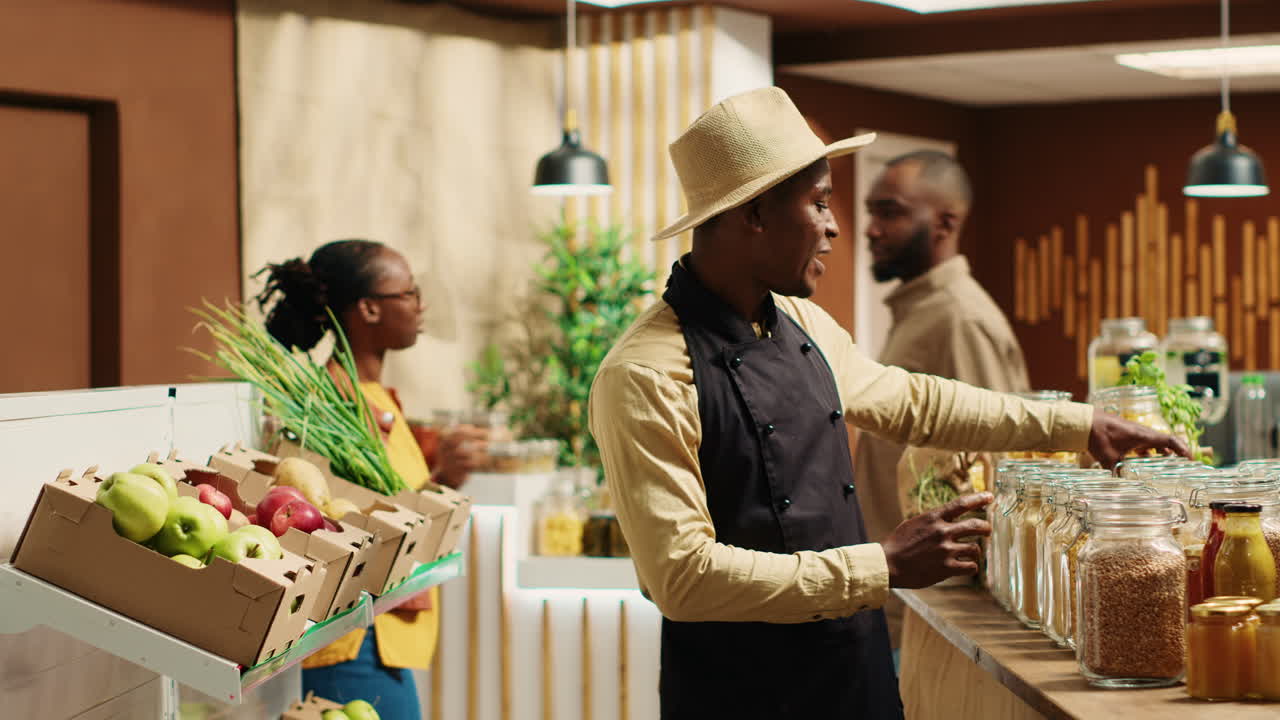 de un tendero que presenta sus productos orgánicos en video