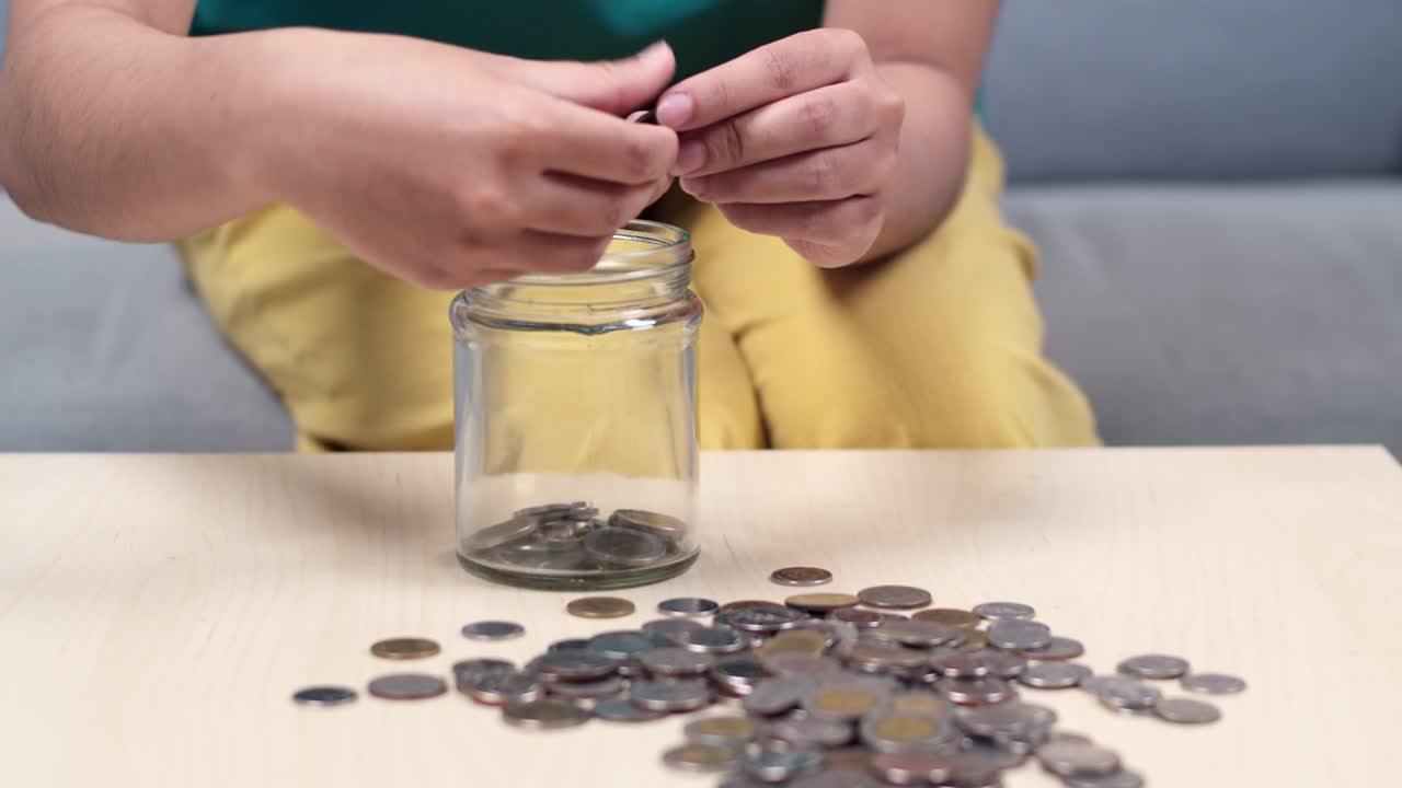 A detailed guide counting coins effectively for savings and organizing finances