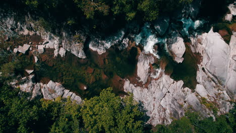 Vista-Aérea-Superior-De-Behana-Gorge-Creek,-Bosque,-Cascada,-Mojones