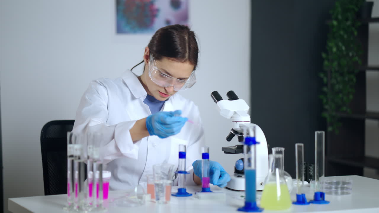 científico que lleva a cabo un experimento de laboratorio