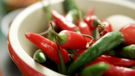 Chiles-Rojos-Y-Chiles-Verdes-En-Un-Tazón-4k