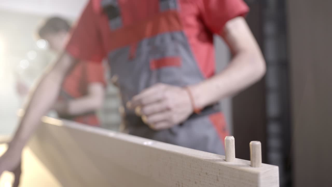 ハンマーを使って木製のドーベルを駆動する木工