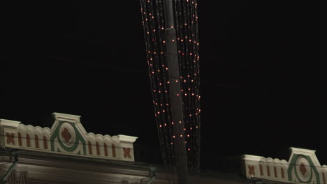 luces de navidad en un poste de luz