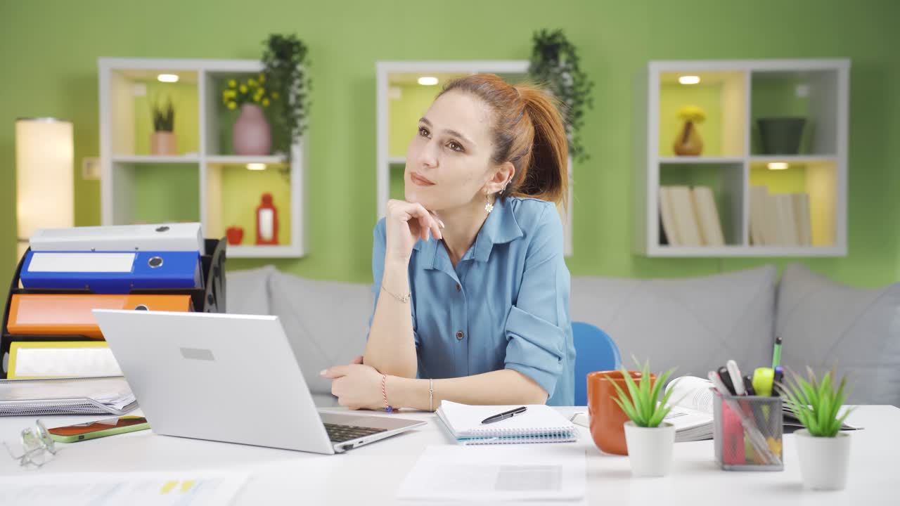 retrato de una mujer de negocios exitosa con sueños.