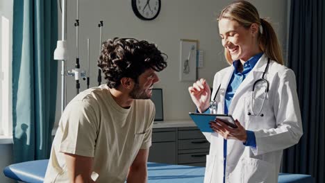 el médico discutiendo con el paciente