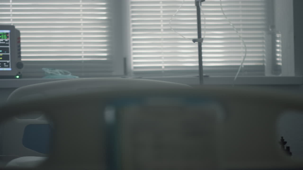 habitación médica vacía en la unidad de cuidados intensivos, equipo moderno en la sala de emergencias.