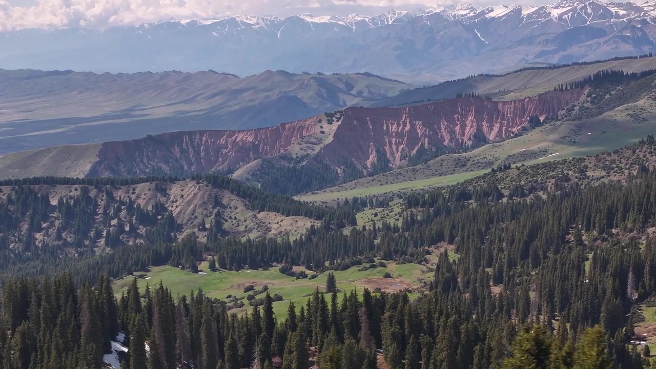 Spettacolare veduta aerea della valle di Jyrgalan con foresta di abeti e scogliere di arenaria rossa, Kirghizistan
