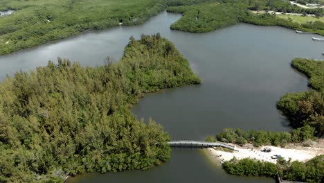 Toma-Aérea-De-Kayakistas-En-La-Laguna-Del-Río-Indio