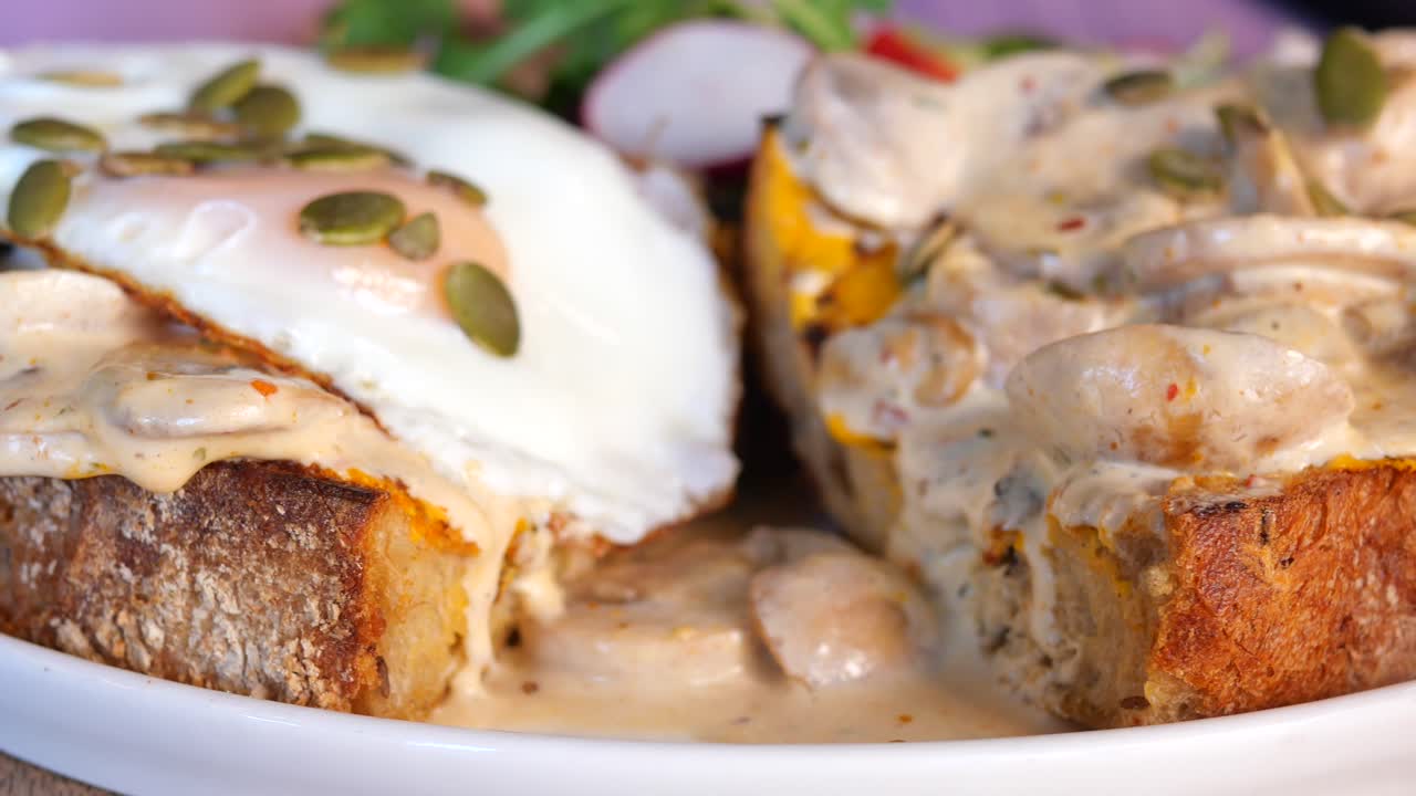 크리미 버섯과 긴 달 토스트