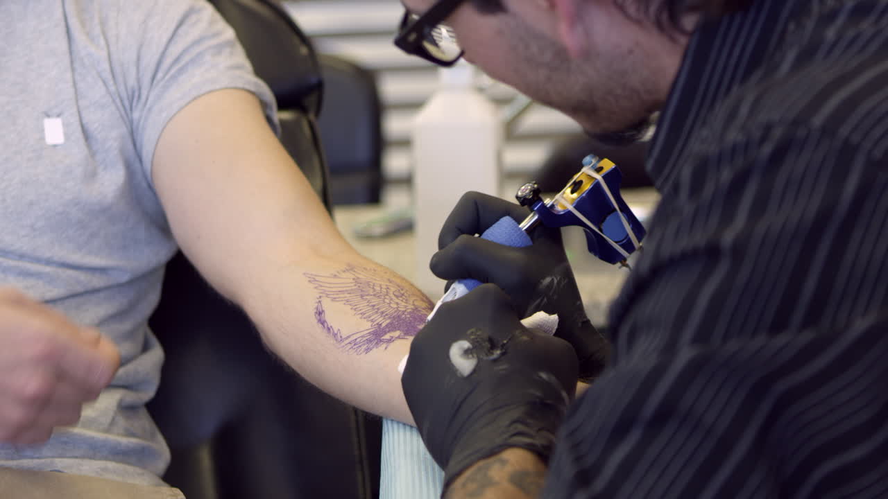 r3d에서 촬영된 살러에서 문신을 하는 남자의 클로즈업