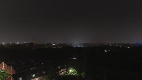 Secuencia-De-Lapso-De-Tiempo-De-Relámpagos-De-Tormenta-En-La-Noche-Sobre-Un-Pueblo