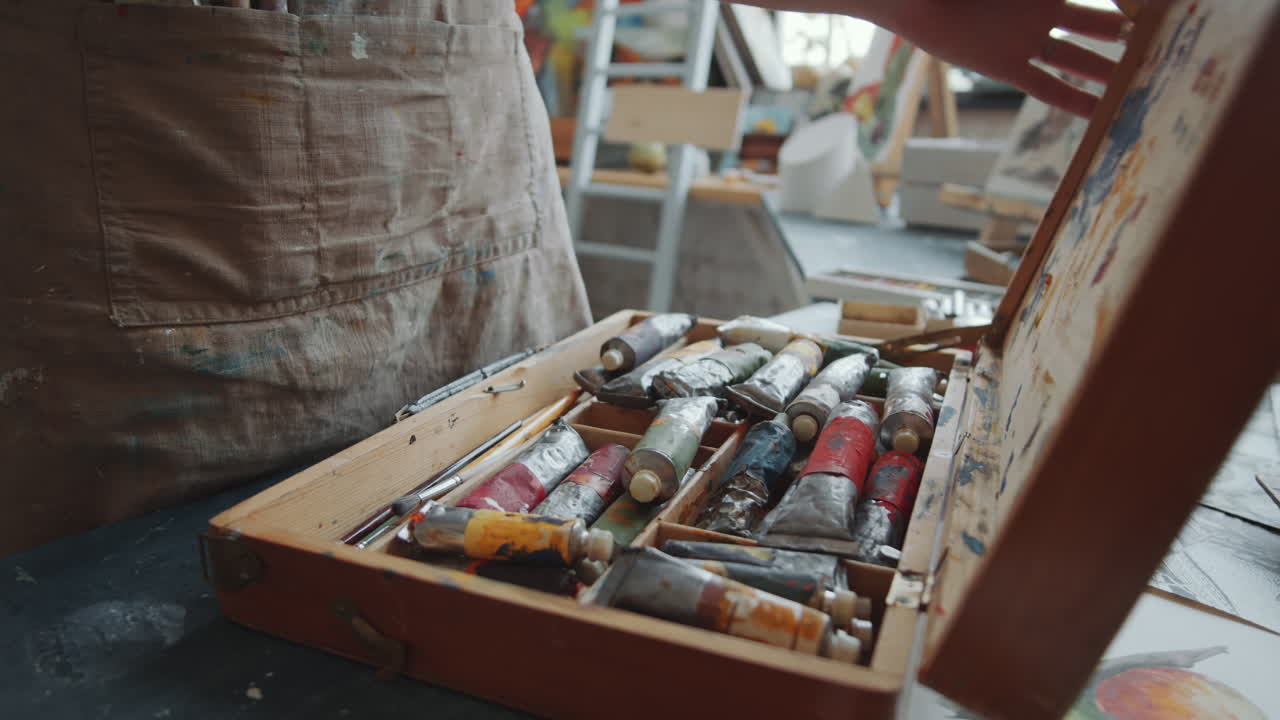 스튜디오에서 일하는 예술가