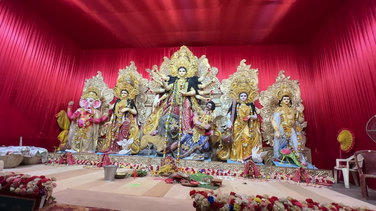 Idoli elaborati del Durga Puja esposti in un Pandal del festival