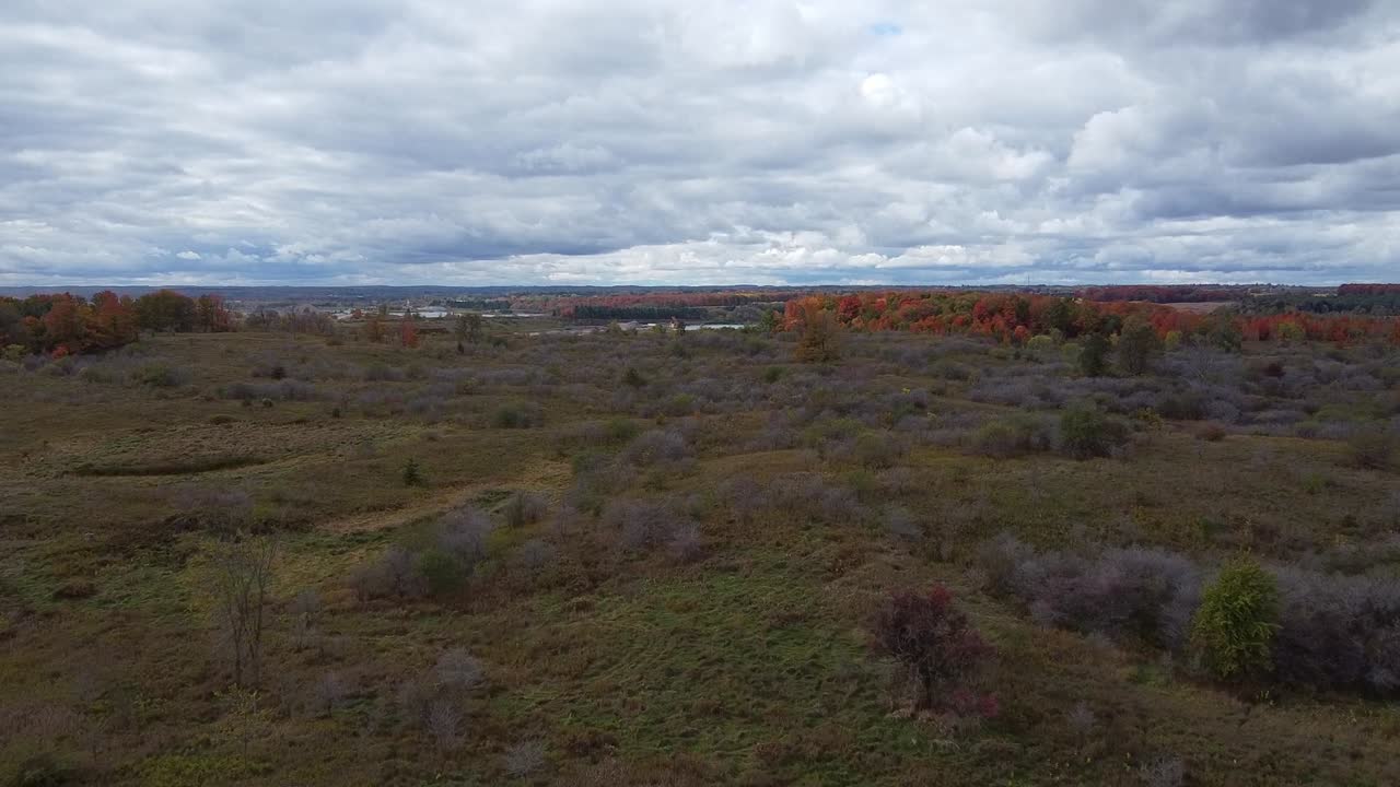 sobrevuelo aéreo de tierras rurales con árboles de colores, ontario