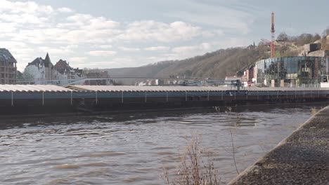 Barco-Pasando-Por-Una-Ciudad-Llamada-Namur-Bélgica