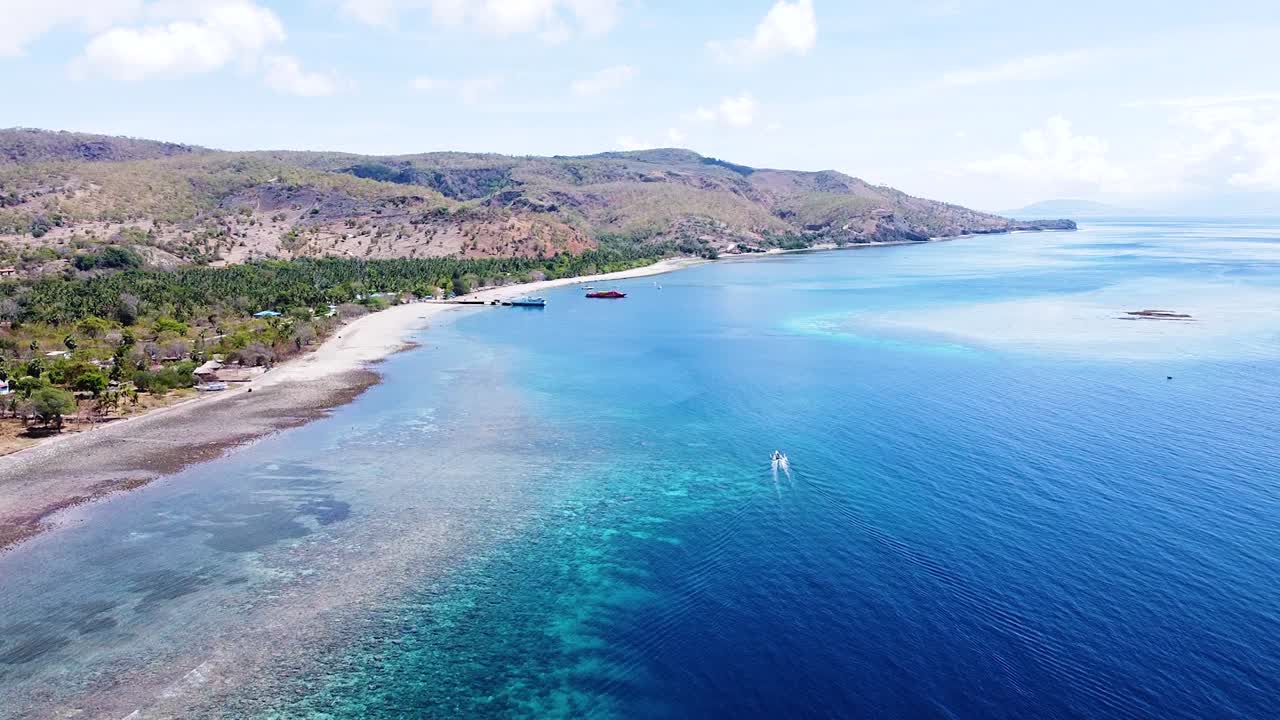 이동하는 전통적인 동티모르 낚시 카누 보트